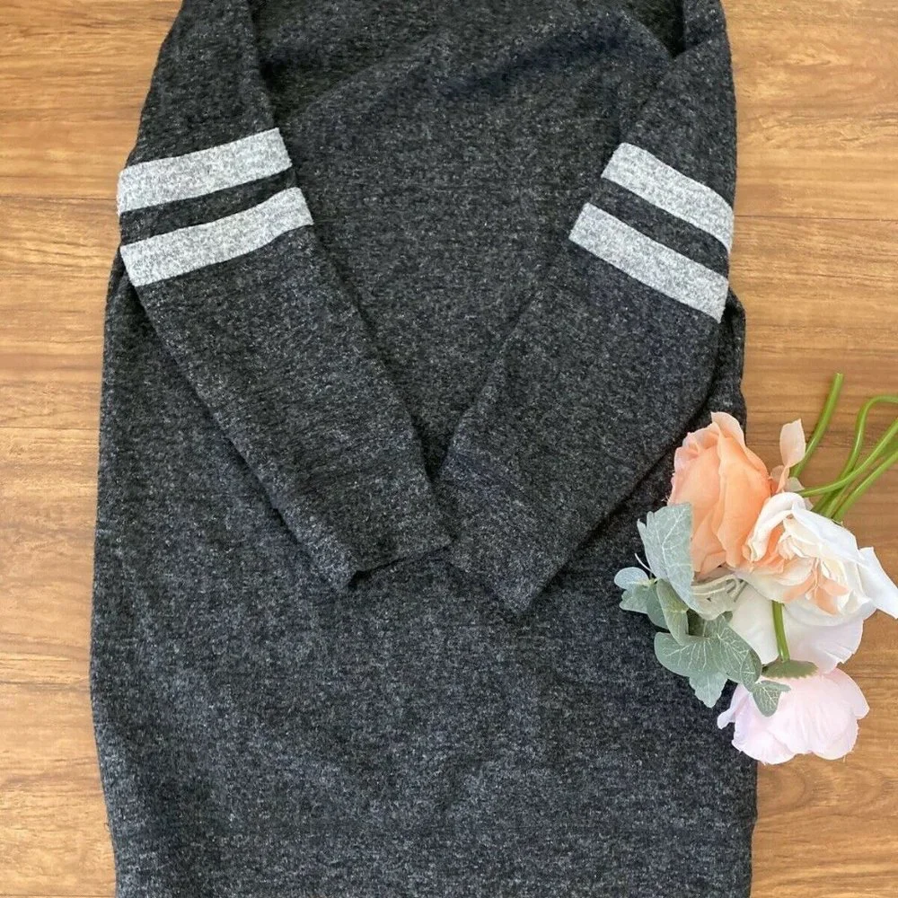 VTG‎ Ladies Sweater Gray with Stripes 3/4 Sleeves